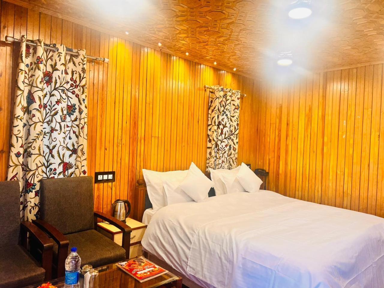 Pine View Resort Gulmarg Exterior photo